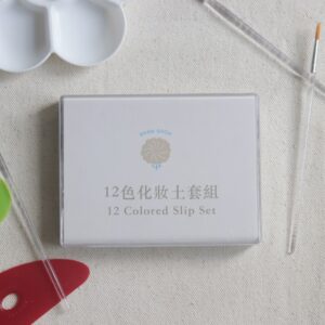 12色化妝土放在桌上旁邊散落用具