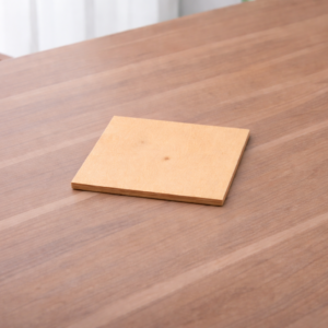 方形木板放在桌面上
