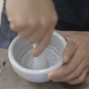 用研磨缽研磨釉料